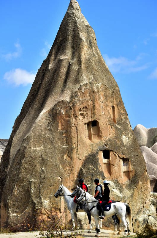 Kapadokya vadilerini at sırtında geziyorlar