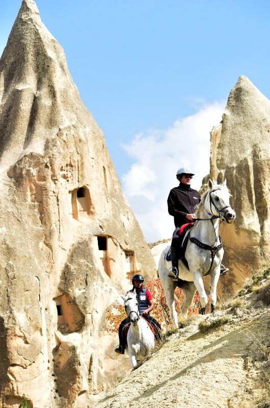 Kapadokya vadilerini at sırtında geziyorlar