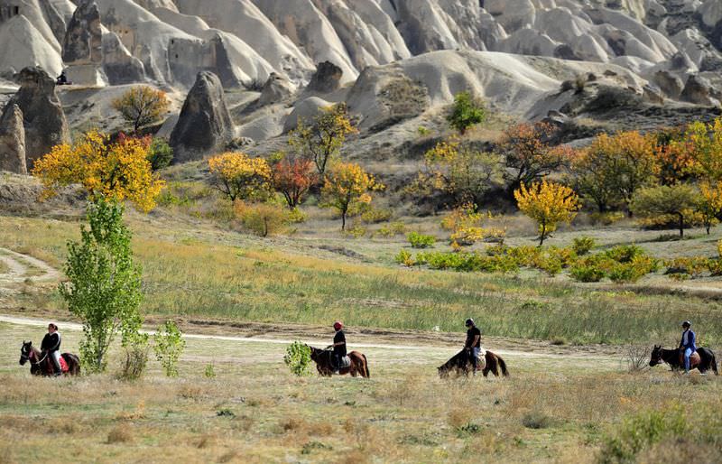 Kapadokya vadilerini at sırtında geziyorlar
