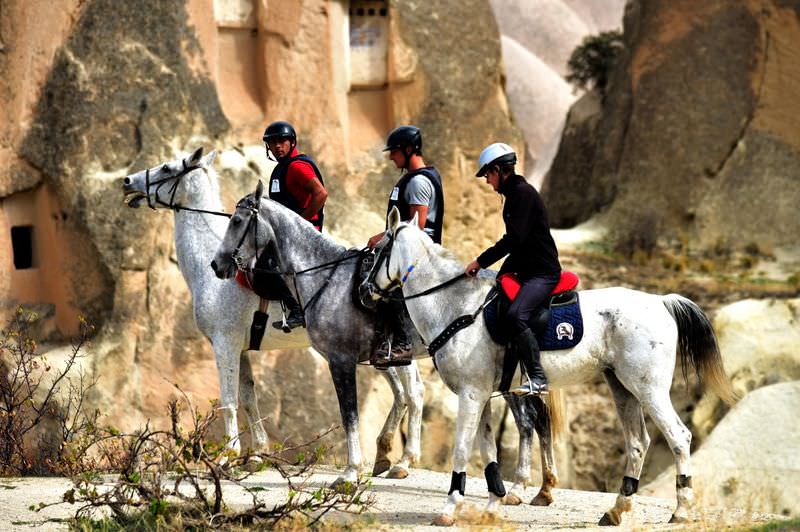 Kapadokya vadilerini at sırtında geziyorlar