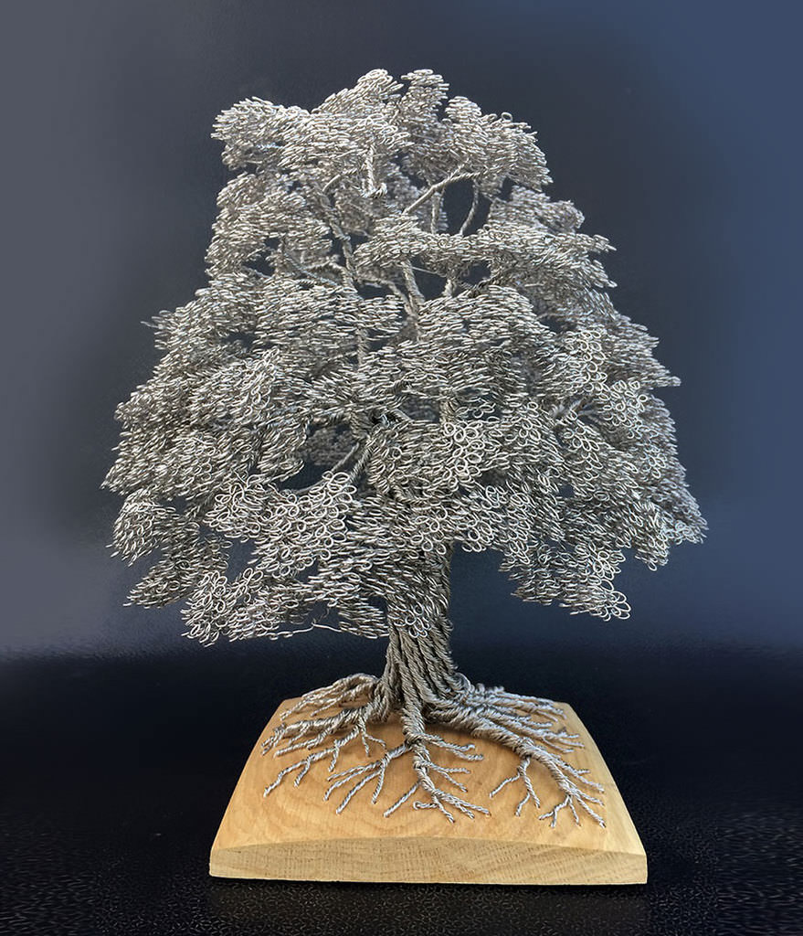 Bu ağaçları sadece telleri bükerek yaptı