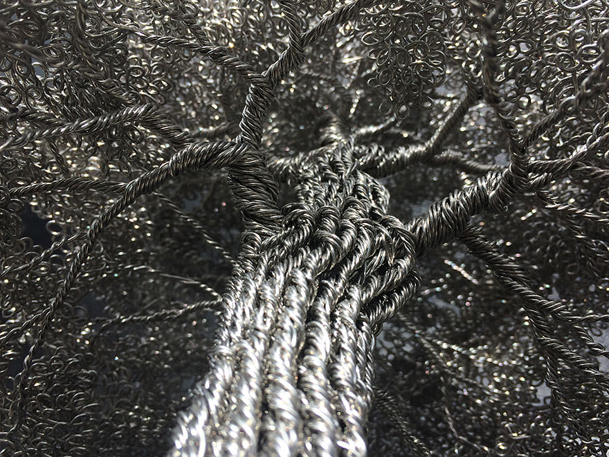 Bu ağaçları sadece telleri bükerek yaptı