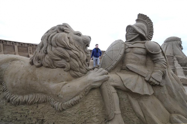 10 bin ton kumdan heykel