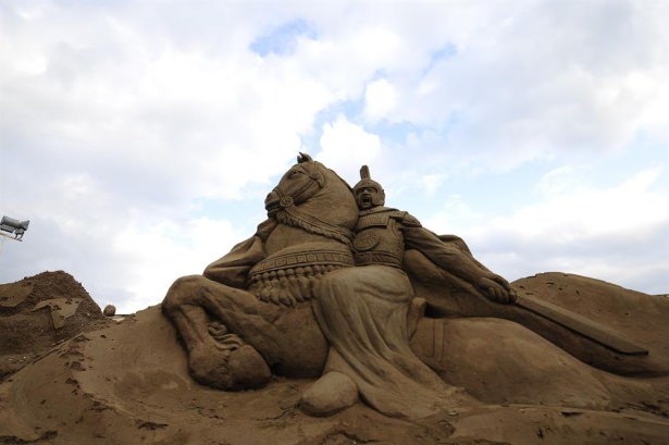 10 bin ton kumdan heykel