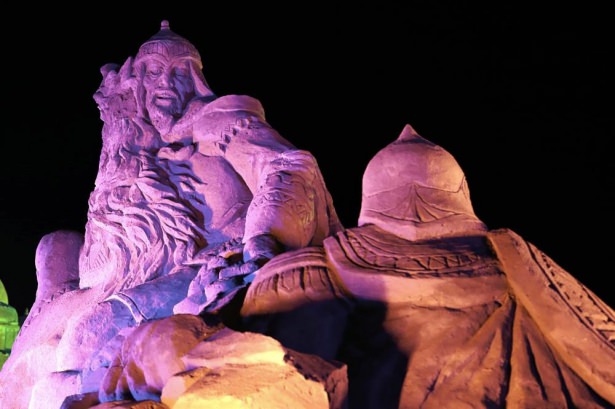 10 bin ton kumdan heykel