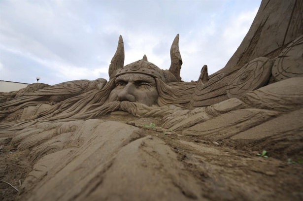 10 bin ton kumdan heykel