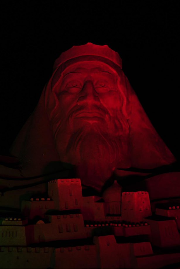 10 bin ton kumdan heykel