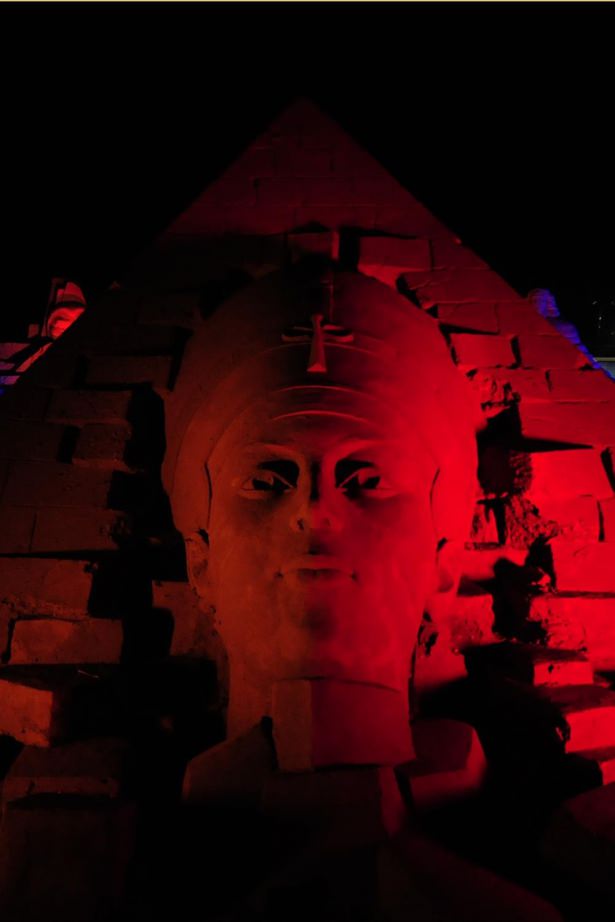 10 bin ton kumdan heykel