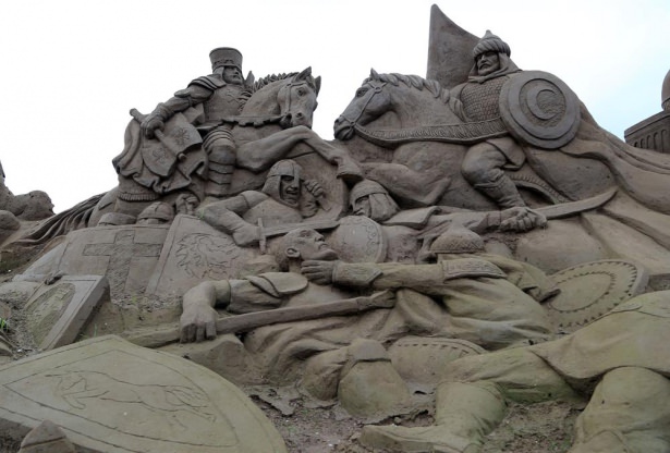 10 bin ton kumdan heykel