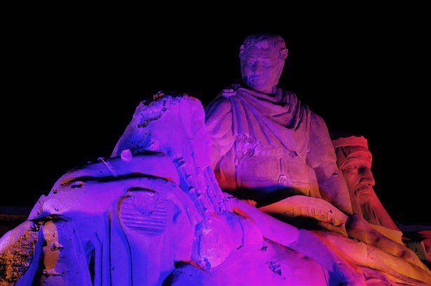 10 bin ton kumdan heykel