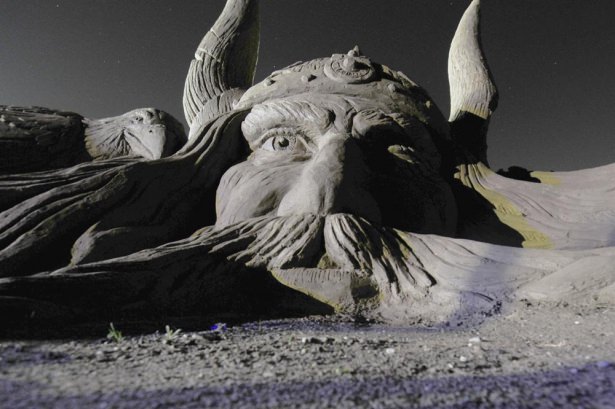 10 bin ton kumdan heykel