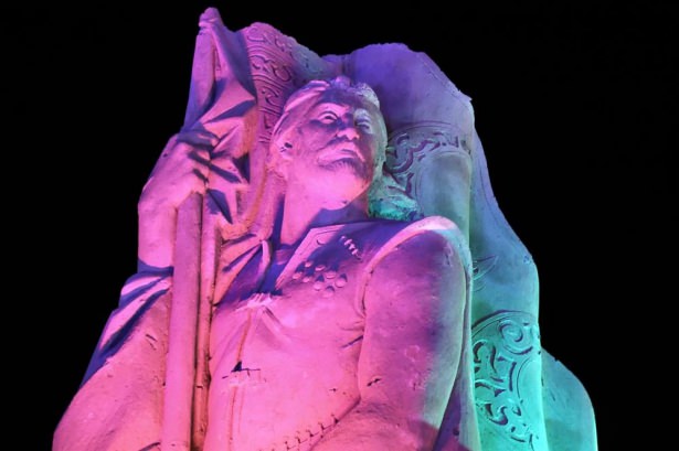 10 bin ton kumdan heykel