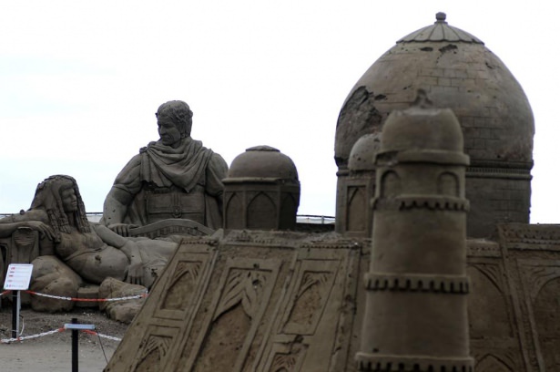 10 bin ton kumdan heykel