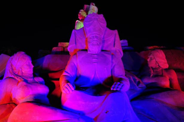 10 bin ton kumdan heykel