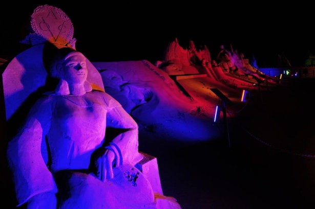 10 bin ton kumdan heykel