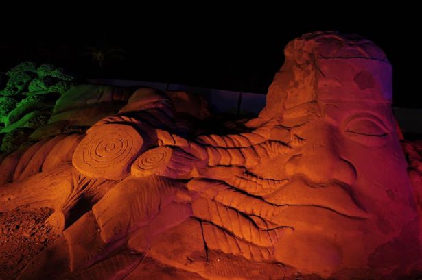 10 bin ton kumdan heykel