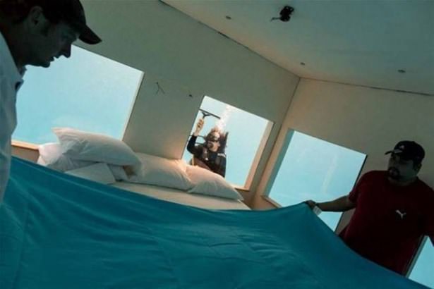 Denizin ortasında göz kamaştıran yapı