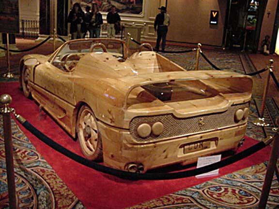 Ağaçtan Ferrari yapıp suda yüzdürdü