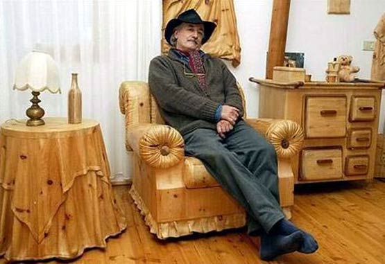 Ağaçtan Ferrari yapıp suda yüzdürdü