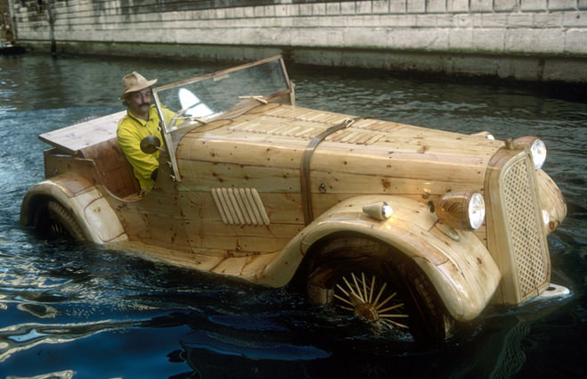 Ağaçtan Ferrari yapıp suda yüzdürdü