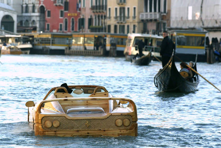 Ağaçtan Ferrari yapıp suda yüzdürdü