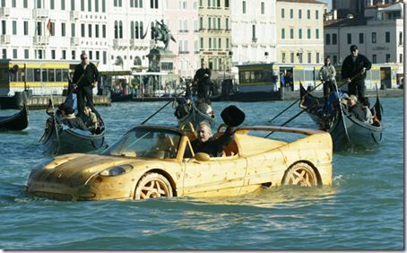 Ağaçtan Ferrari yapıp suda yüzdürdü