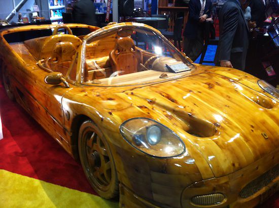 Ağaçtan Ferrari yapıp suda yüzdürdü