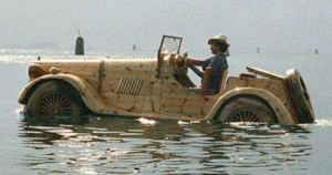 Ağaçtan Ferrari yapıp suda yüzdürdü