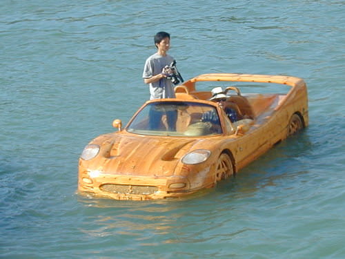 Ağaçtan Ferrari yapıp suda yüzdürdü