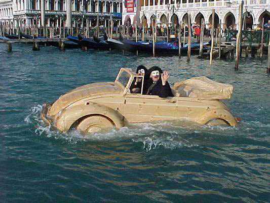 Ağaçtan Ferrari yapıp suda yüzdürdü