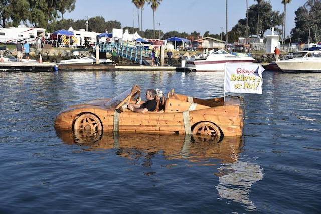 Ağaçtan Ferrari yapıp suda yüzdürdü
