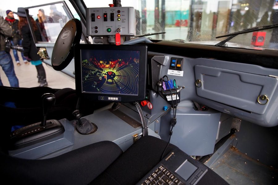 Sürücüsüz otomobiller basına tanıtıldı