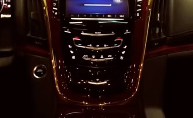 Cadillac'ı 24 ayar altın ile kapladı