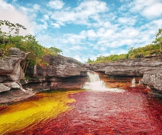 5 renk akan nehir görenleri şaşırttı