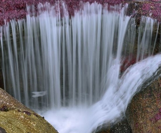 5 renk akan nehir görenleri şaşırttı