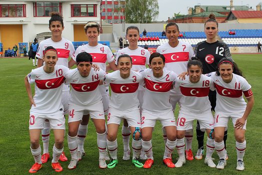 Futbolda ayaktakiler ve oturanlar