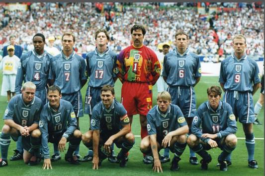 Futbolda ayaktakiler ve oturanlar