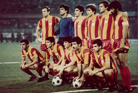 Futbolda ayaktakiler ve oturanlar