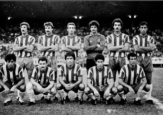 Futbolda ayaktakiler ve oturanlar