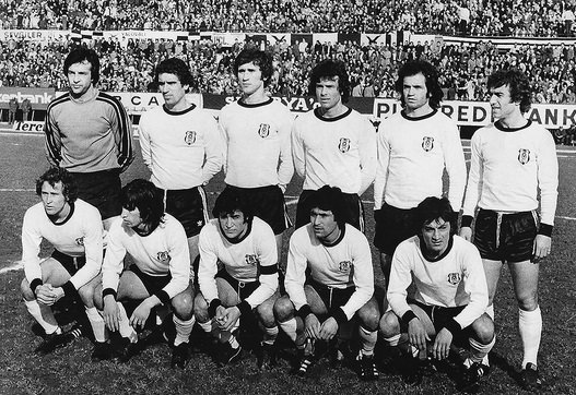 Futbolda ayaktakiler ve oturanlar