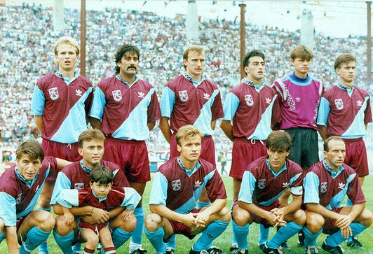 Futbolda ayaktakiler ve oturanlar