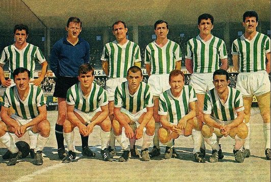 Futbolda ayaktakiler ve oturanlar