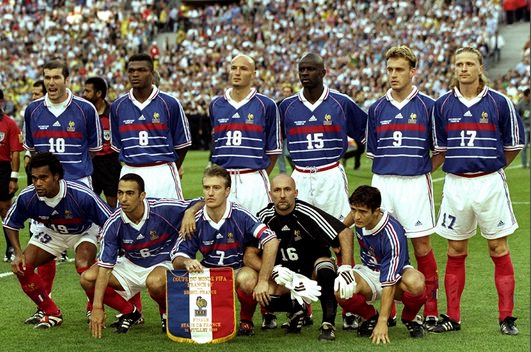 Futbolda ayaktakiler ve oturanlar