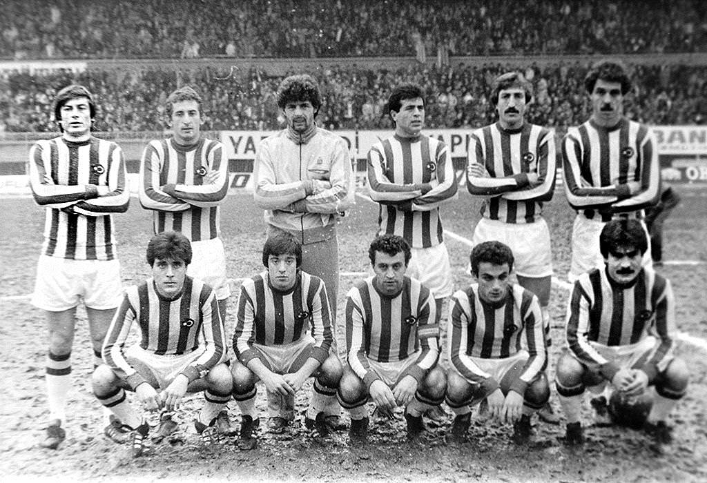 Futbolda ayaktakiler ve oturanlar