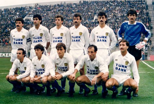 Futbolda ayaktakiler ve oturanlar