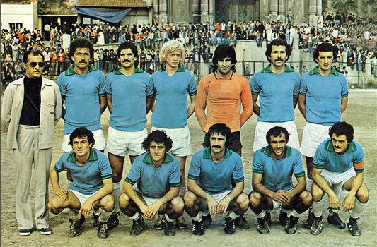 Futbolda ayaktakiler ve oturanlar