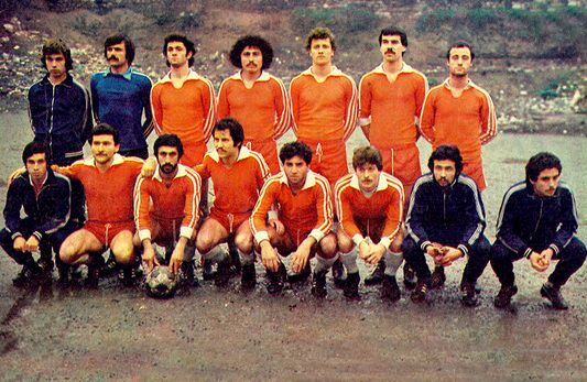 Futbolda ayaktakiler ve oturanlar