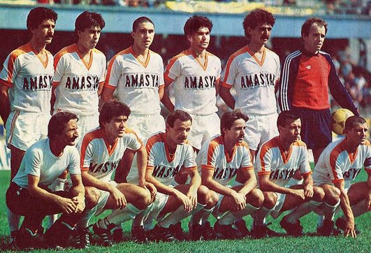 Futbolda ayaktakiler ve oturanlar