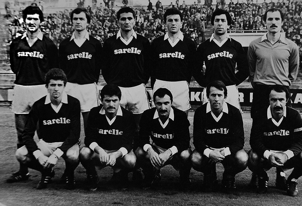 Futbolda ayaktakiler ve oturanlar