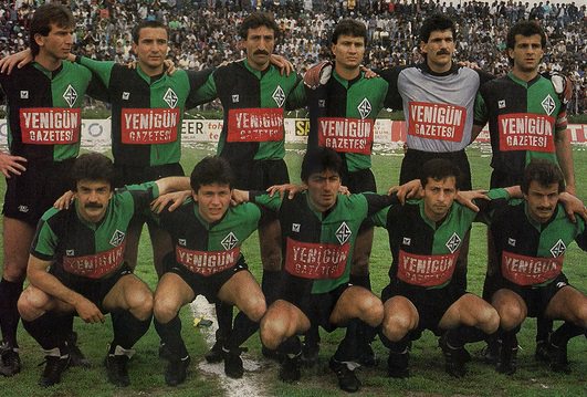 Futbolda ayaktakiler ve oturanlar